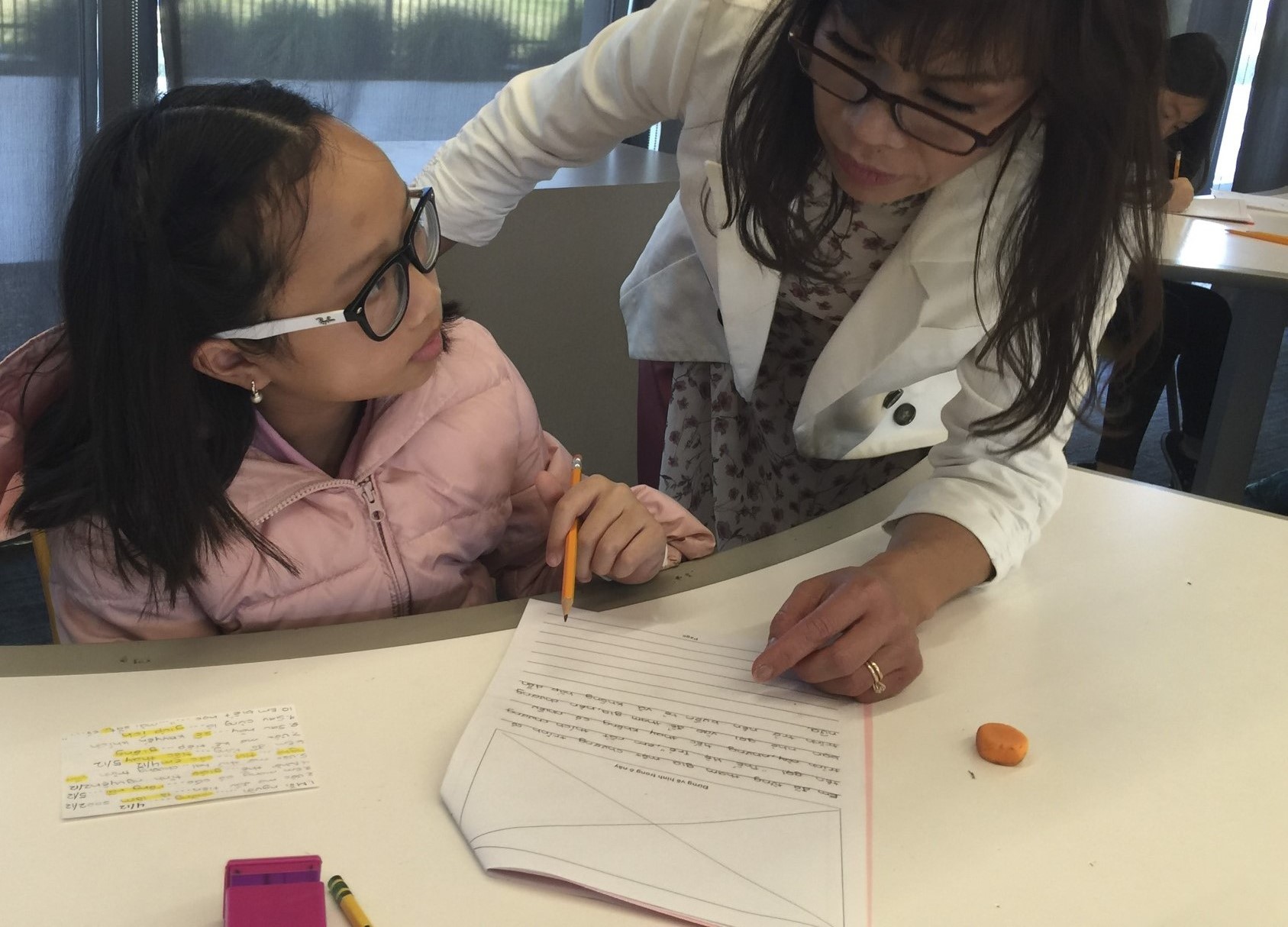 Student learning Vietnamese from teacher