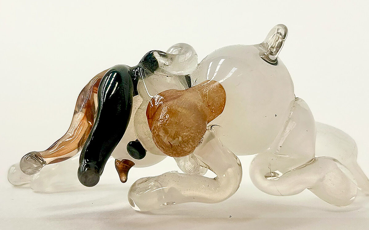 Glas figurewith organic brown and black shapes.