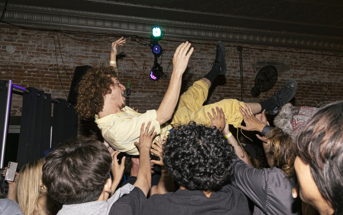 Crowdsurfing