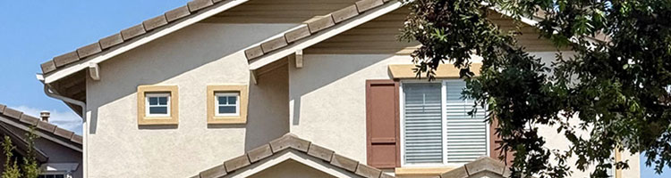 Detached homes and sidewalk