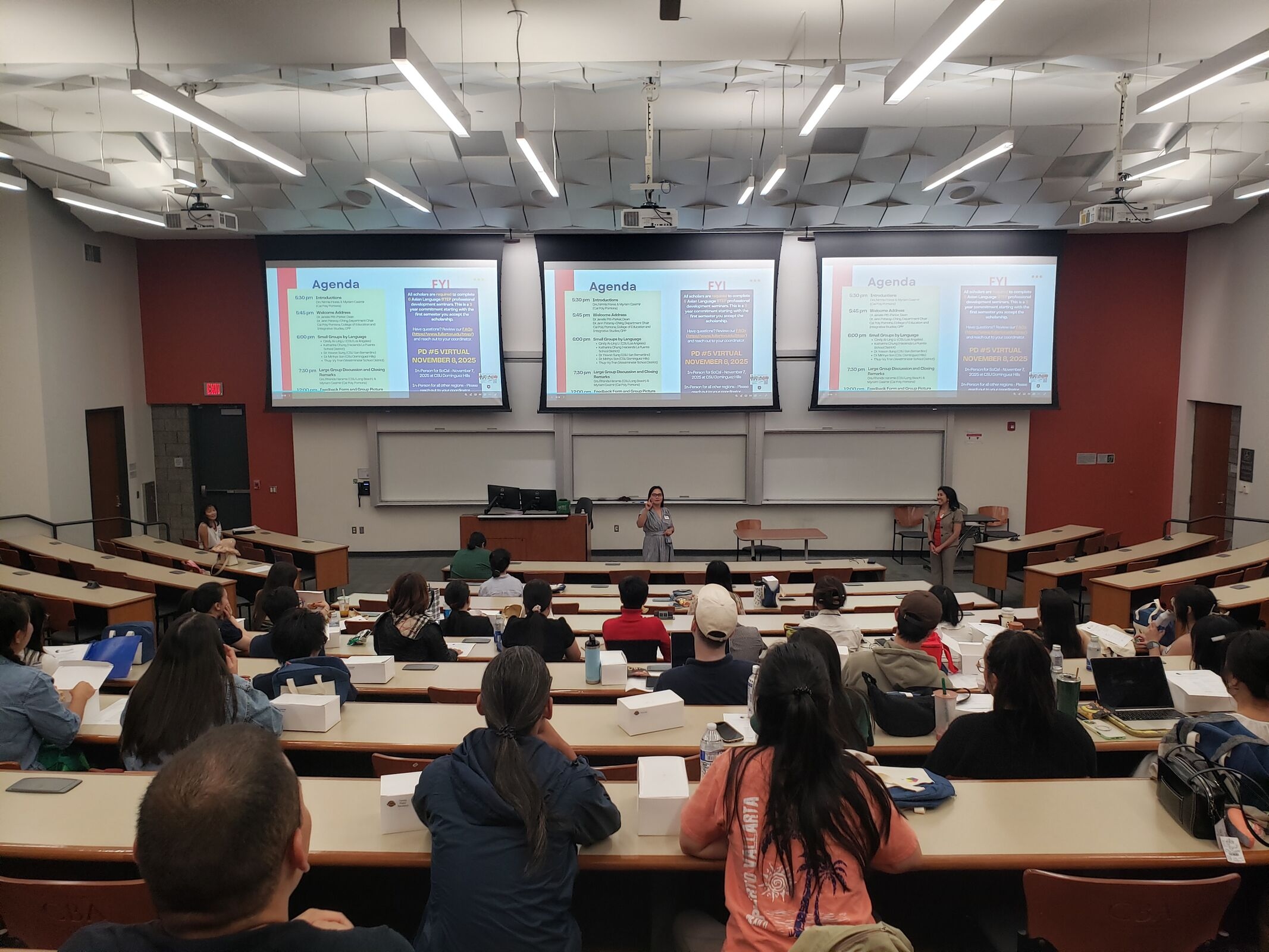 A seminar of students observes a presentation.
